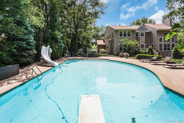 7 Dorm Court, East Setauket, NY 11733