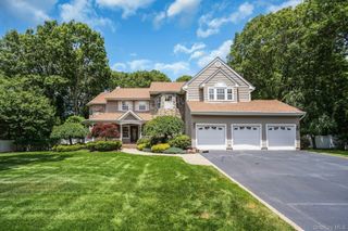 7 Dorm Court, East Setauket, NY 11733