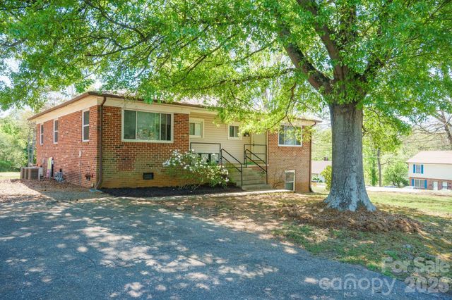 829 4th Avenue SW, Hickory, NC 28602