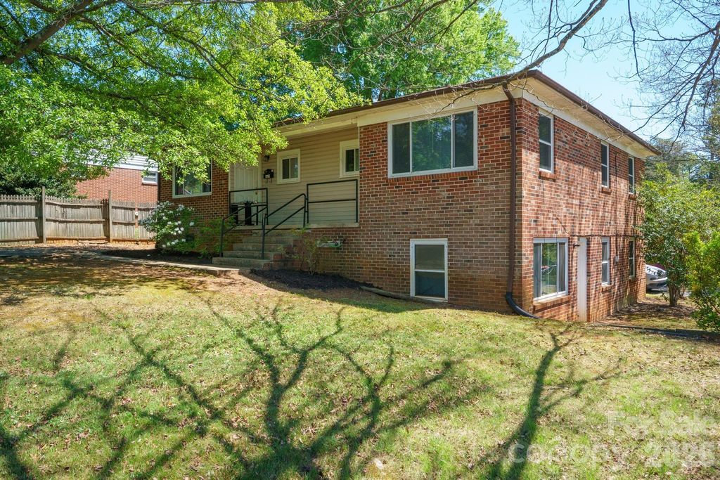 829 4th Avenue SW, Hickory, NC 28602