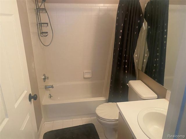 22192 Cape Cod Way, Farmington Hills, MI 48336