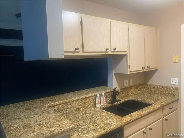 22192 Cape Cod Way, Farmington Hills, MI 48336