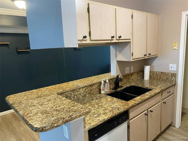 22192 Cape Cod Way, Farmington Hills, MI 48336