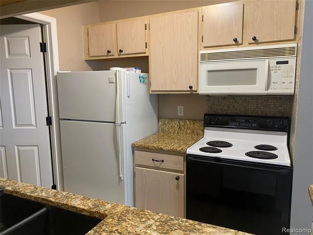 22192 Cape Cod Way, Farmington Hills, MI 48336