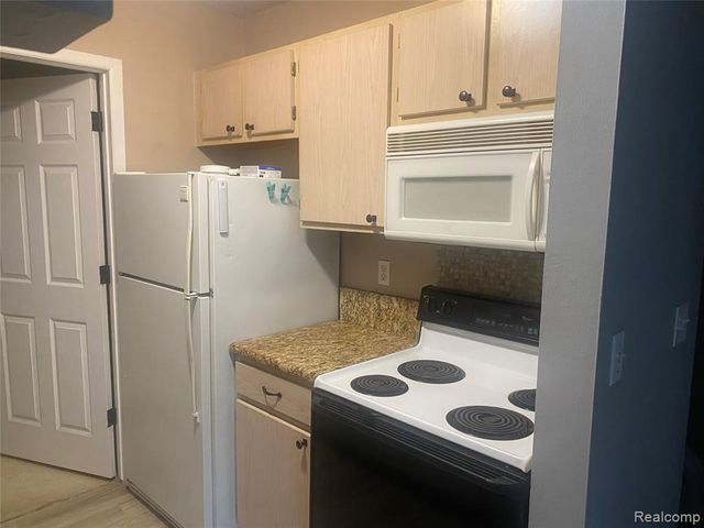 22192 Cape Cod Way, Farmington Hills, MI 48336