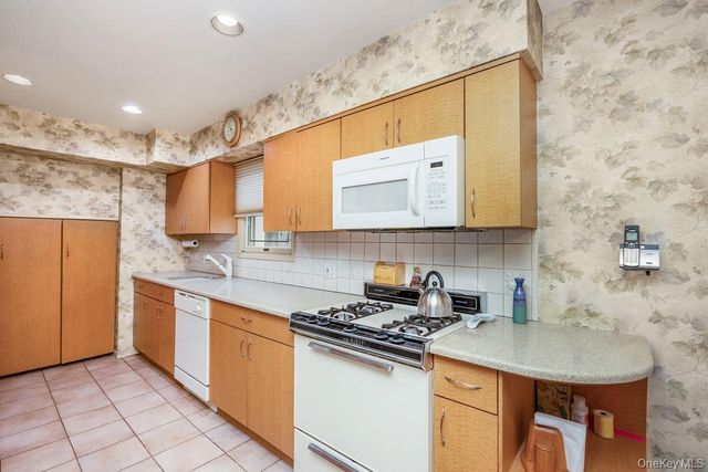 15 Elaine Place, Plainview, NY 11803