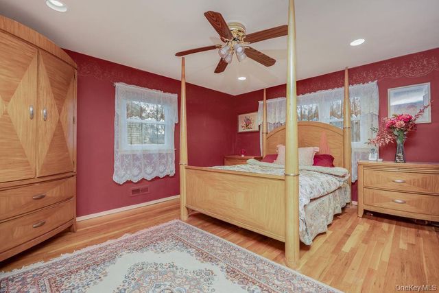 15 Elaine Place, Plainview, NY 11803