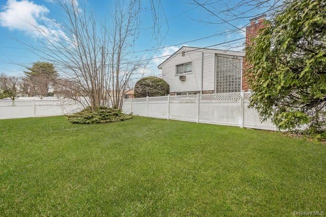 15 Elaine Place, Plainview, NY 11803