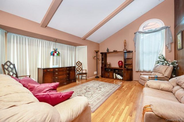 15 Elaine Place, Plainview, NY 11803