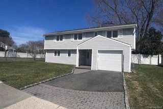 15 Elaine Place, Plainview, NY 11803