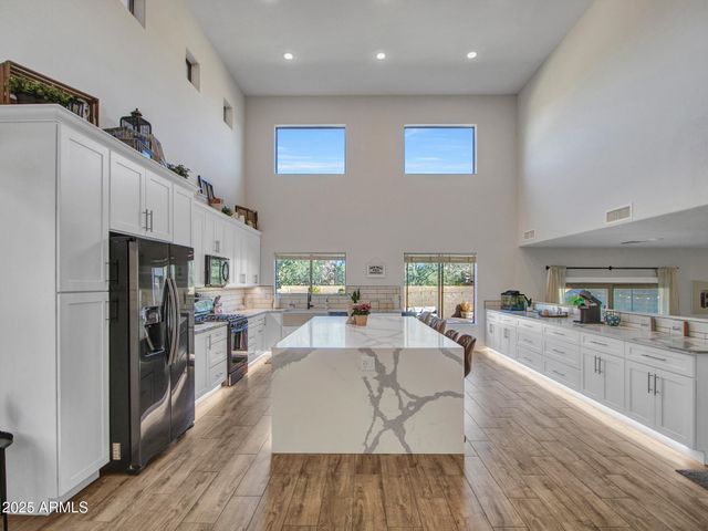 4326 W KENAI Drive, New River, AZ 85087