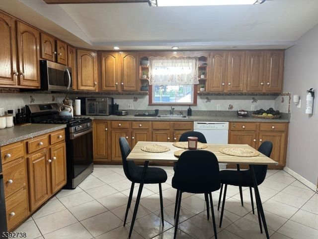 828 Allen St, Linden City, NJ 07036