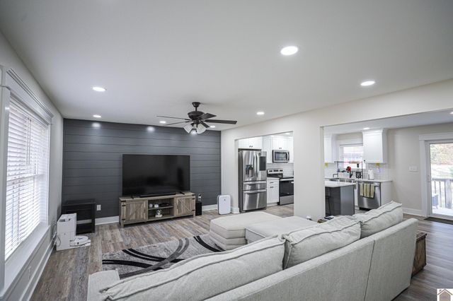 550 Cedar Point Rd, Benton, KY 42025