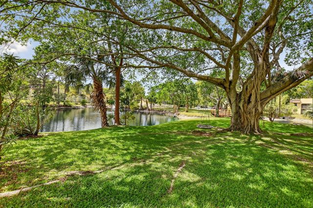 918 SW 9th Street Circle 105, Boca Raton, FL 33486