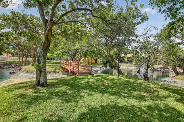 918 SW 9th Street Circle 105, Boca Raton, FL 33486