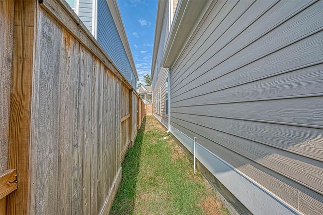 10 Thorpe Lane, Spring, TX 77389