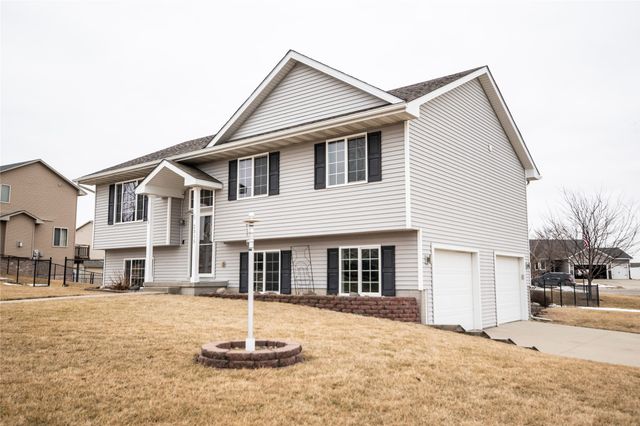 2315 Maplewood Drive, Granger, IA 50109