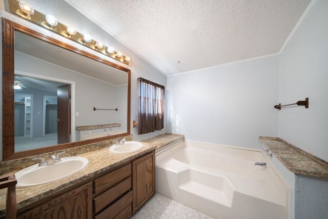 6130 E Idlewild Cir, Derby, KS 67037