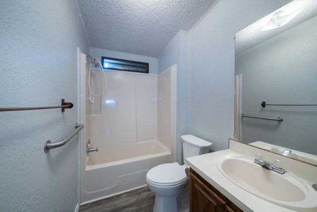 6130 E Idlewild Cir, Derby, KS 67037