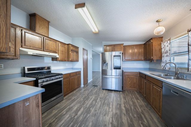 6130 E Idlewild Cir, Derby, KS 67037