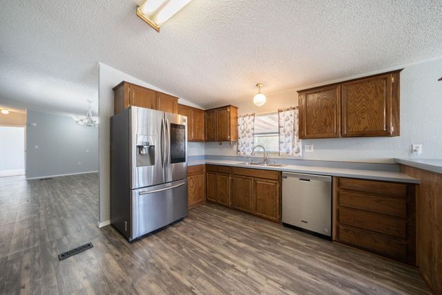 6130 E Idlewild Cir, Derby, KS 67037