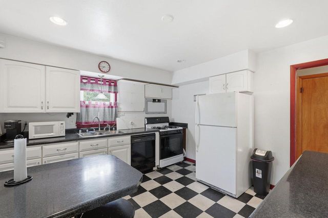 8001 W Kathryn AVENUE, Milwaukee, WI 53218