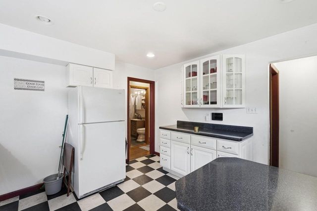 8001 W Kathryn AVENUE, Milwaukee, WI 53218