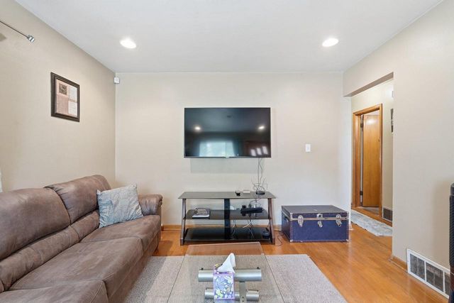 8001 W Kathryn AVENUE, Milwaukee, WI 53218