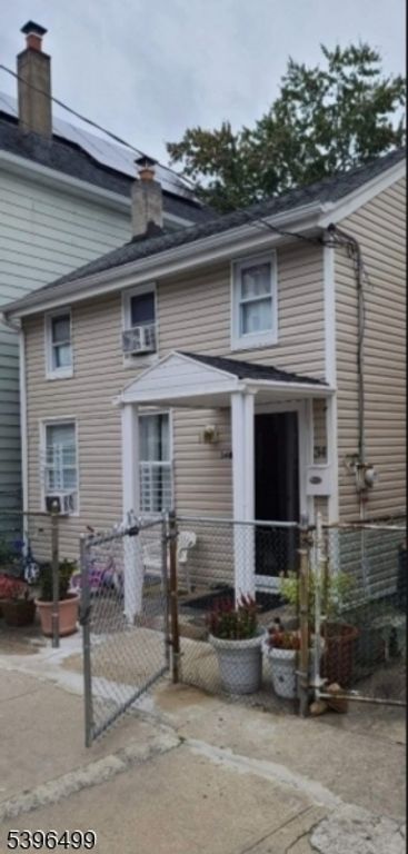 34 James St, Paterson City, NJ 07502