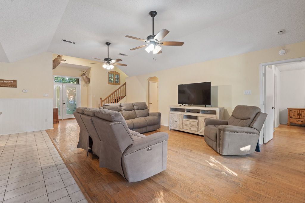 649 Parkridge Boulevard, Burleson, TX 76028 — photo 4