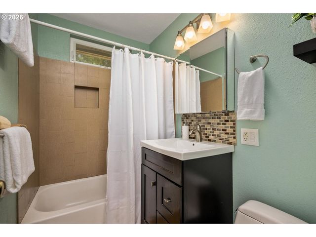 8909 N DRUMMOND Ave, Portland, OR 97217