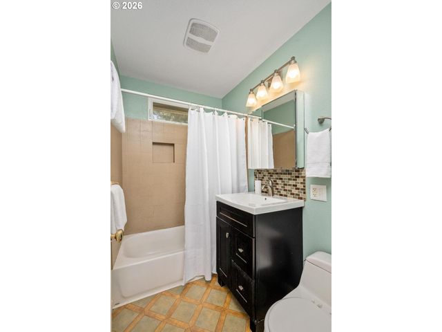 8909 N DRUMMOND Ave, Portland, OR 97217