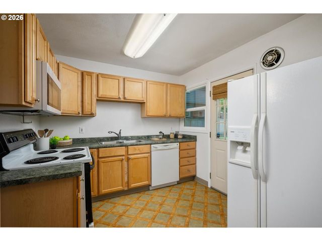 8909 N DRUMMOND Ave, Portland, OR 97217