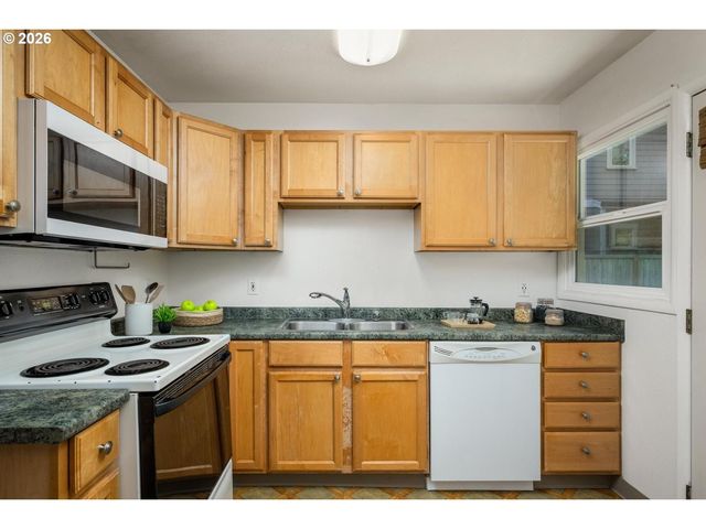 8909 N DRUMMOND Ave, Portland, OR 97217