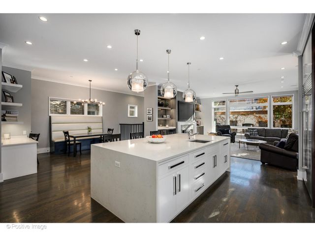 2107 W Bradley Place, Chicago, IL 60618