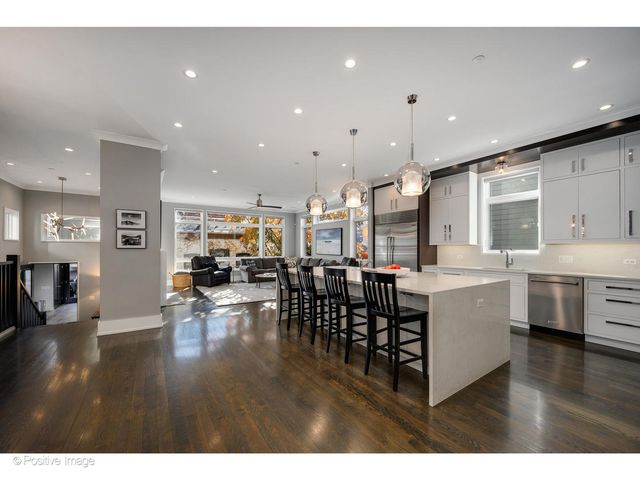 2107 W Bradley Place, Chicago, IL 60618