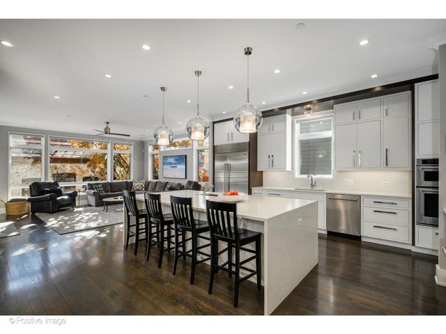 2107 W Bradley Place, Chicago, IL 60618