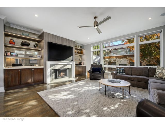 2107 W Bradley Place, Chicago, IL 60618