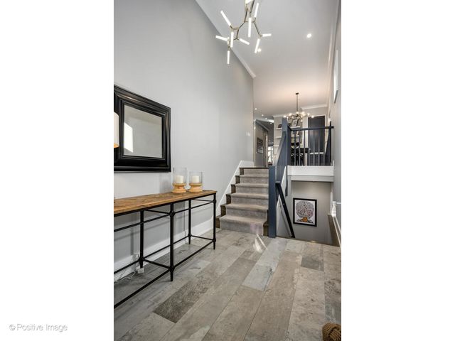 2107 W Bradley Place, Chicago, IL 60618