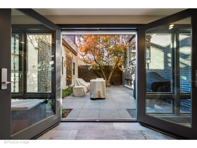 2107 W Bradley Place, Chicago, IL 60618