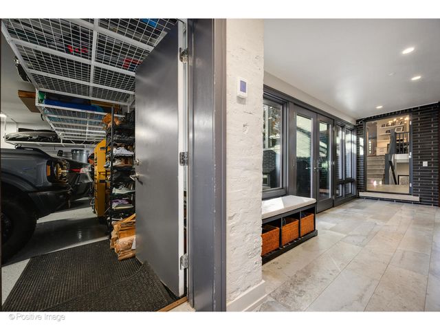 2107 W Bradley Place, Chicago, IL 60618