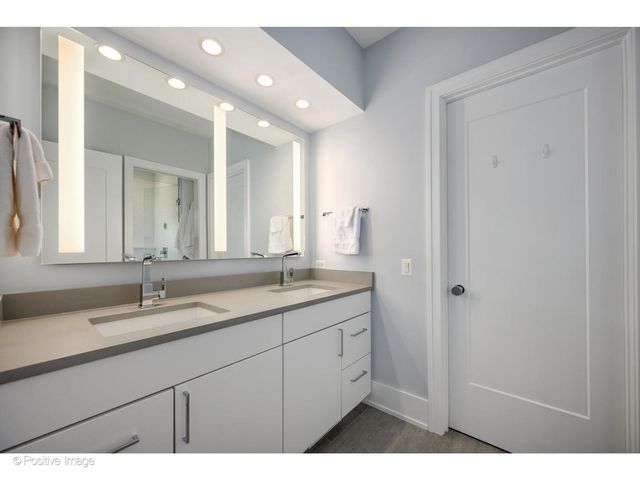 2107 W Bradley Place, Chicago, IL 60618