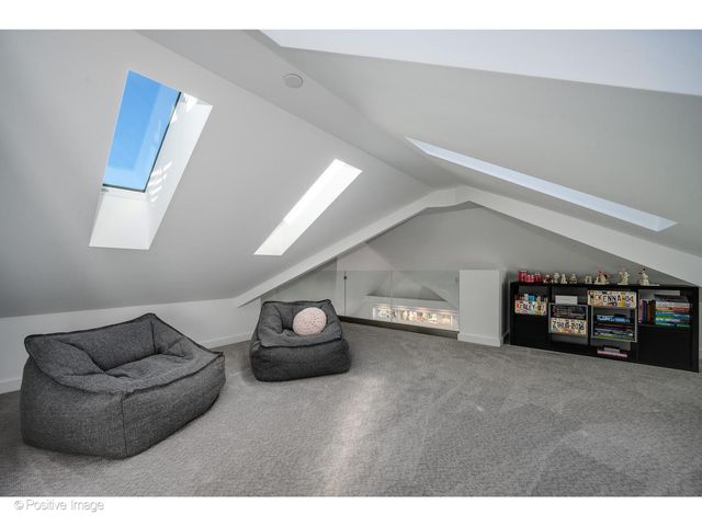 2107 W Bradley Place, Chicago, IL 60618