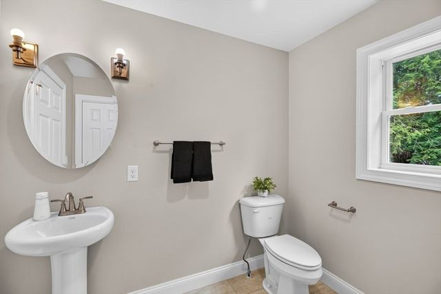 74 West St, Hatfield, MA 01088