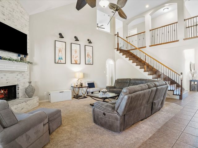 1616 Bassett Hound Drive, Fort Worth, TX 76052