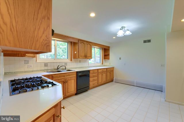6100 DRIFTWOOD DR, Harrisburg, PA 17111
