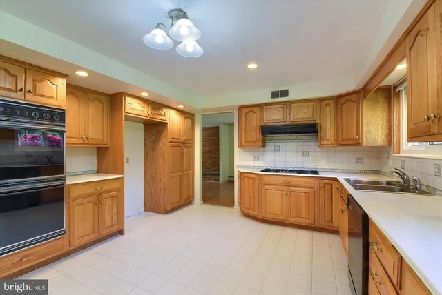 6100 DRIFTWOOD DR, Harrisburg, PA 17111