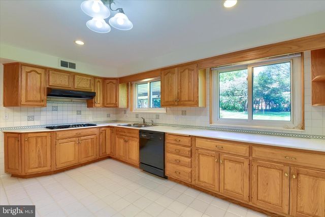 6100 DRIFTWOOD DR, Harrisburg, PA 17111