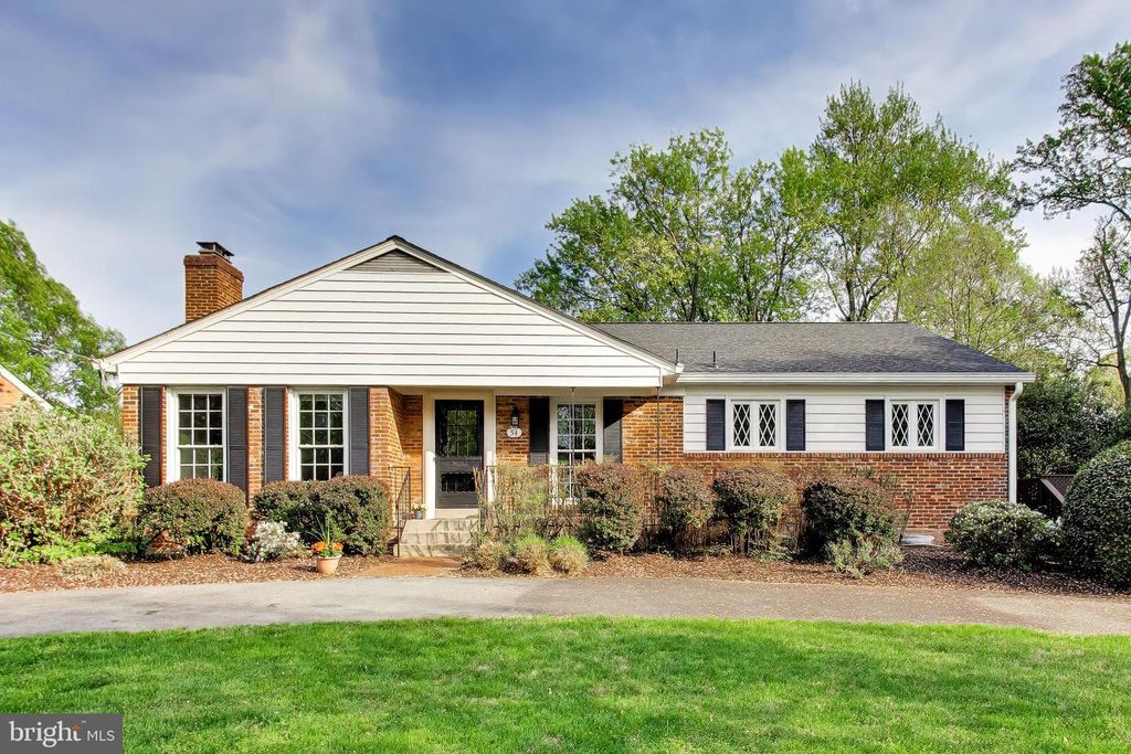 Image 2 of property listing at 54 ORCHARD WAY N, Rockville, MD 20854