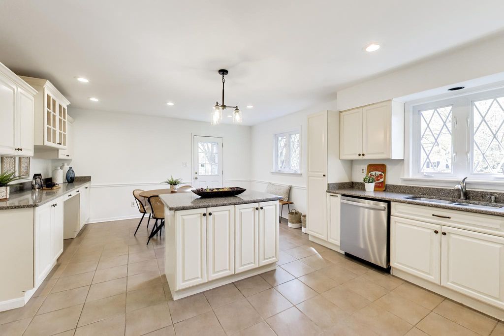 Image 11 of property listing at 54 ORCHARD WAY N, Rockville, MD 20854